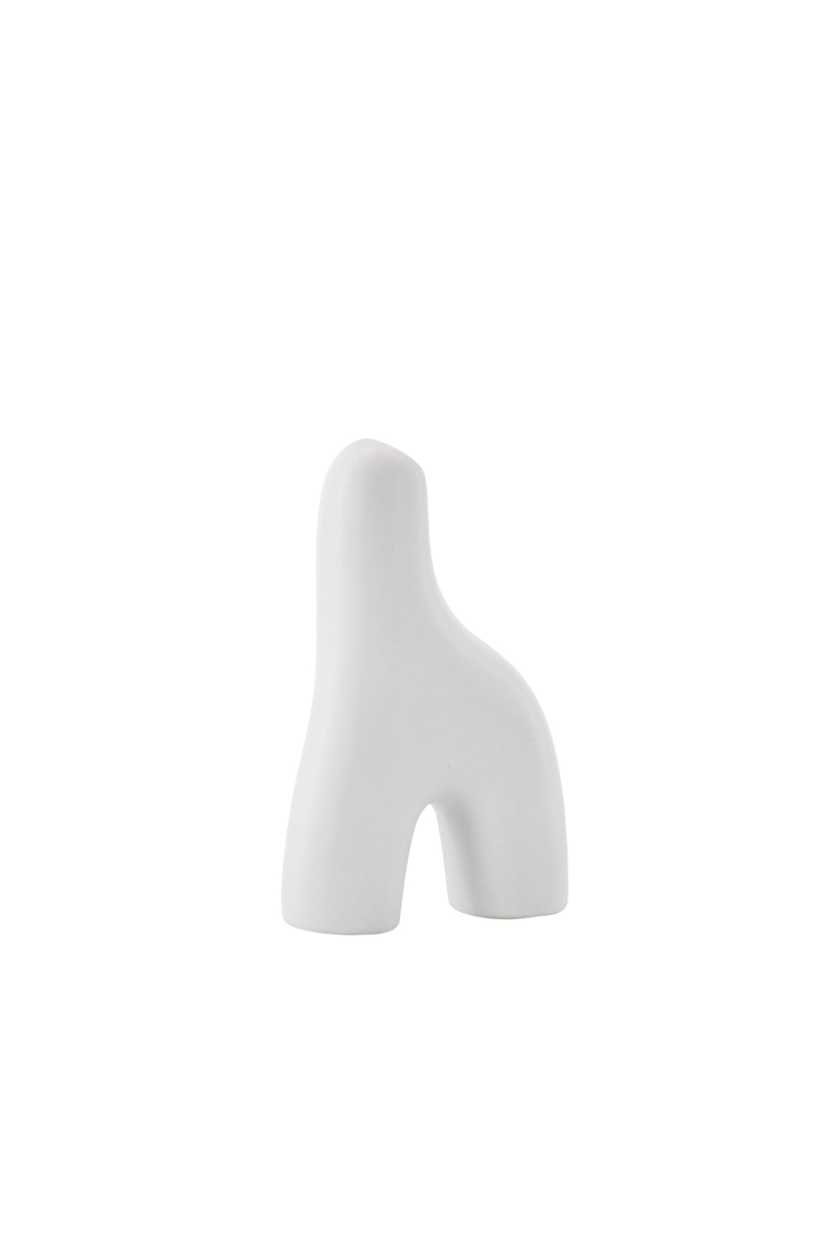 Weisse Vase Aya von Venture Home aus Steinzeug mit schlanker, eigenwilliger Form, freigestellt fotografiert.