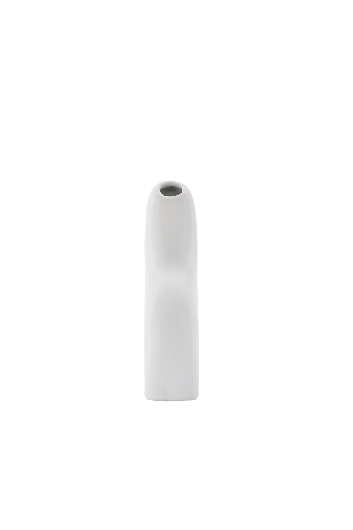 Weisse Vase Aya von Venture Home aus Steinzeug mit schlanker, eigenwilliger Form, freigestellt fotografiert.