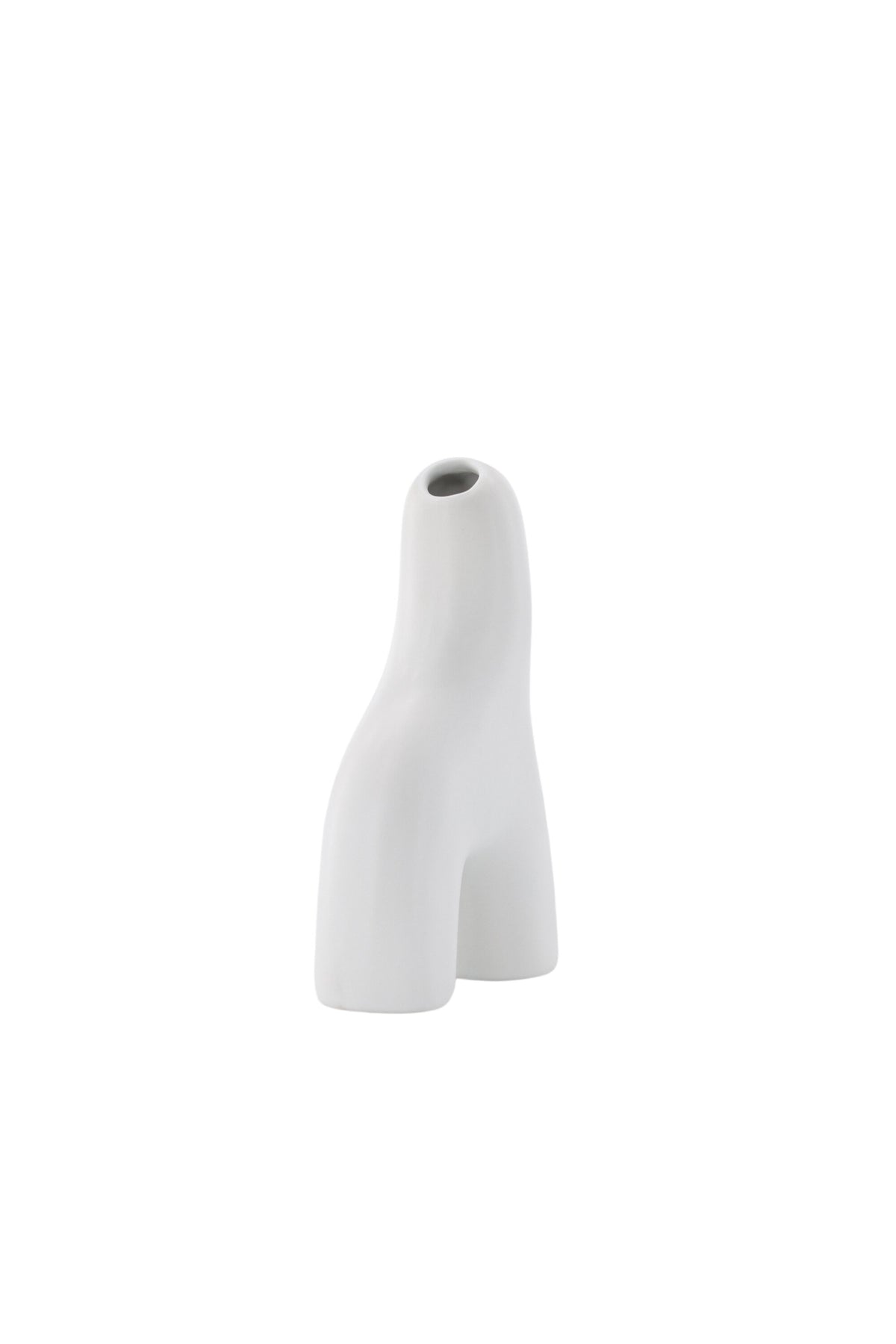 Weisse Vase Aya von Venture Home aus Steinzeug mit schlanker, eigenwilliger Form, freigestellt fotografiert.