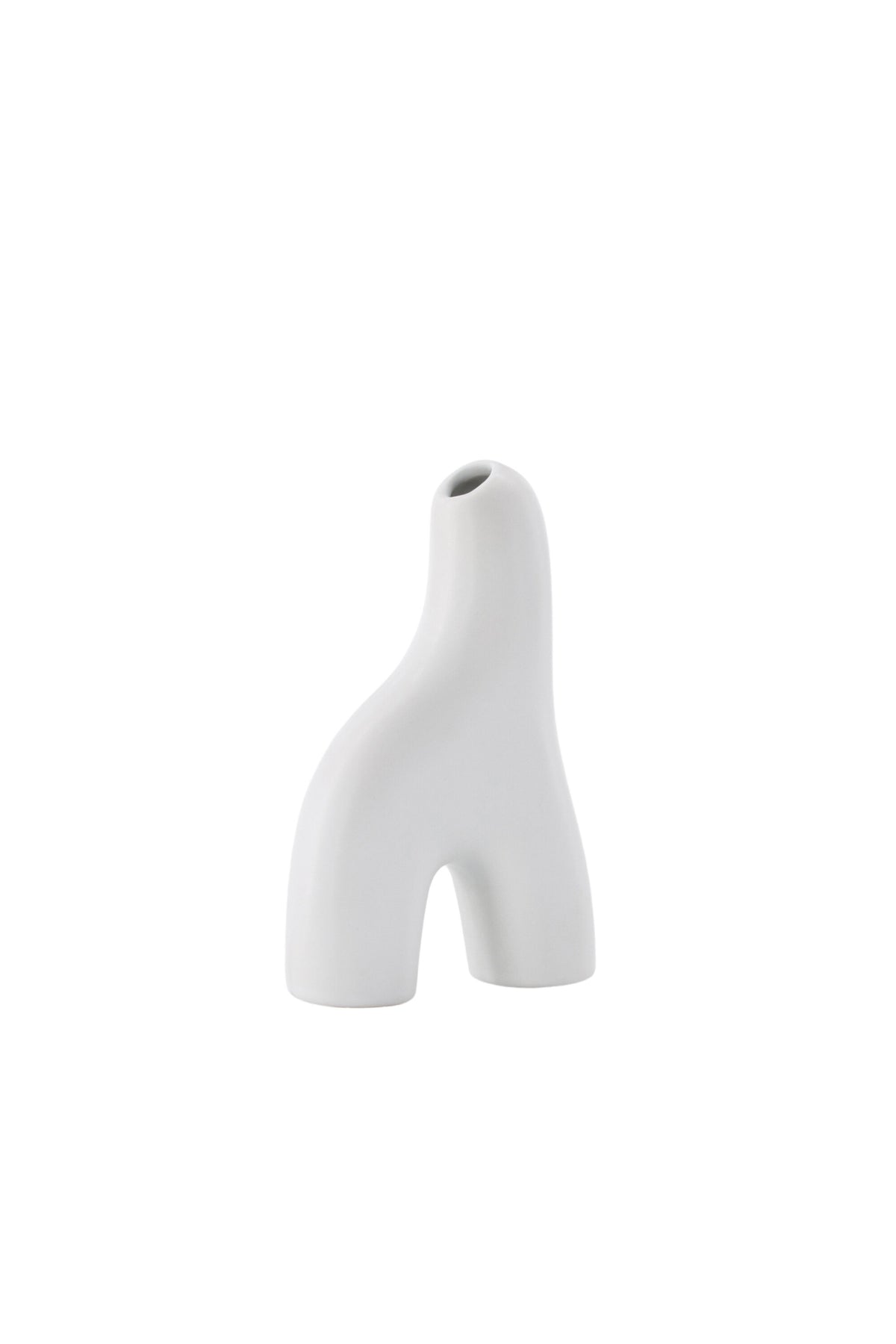 Weisse Vase Aya von Venture Home aus Steinzeug mit schlanker, eigenwilliger Form, freigestellt fotografiert.