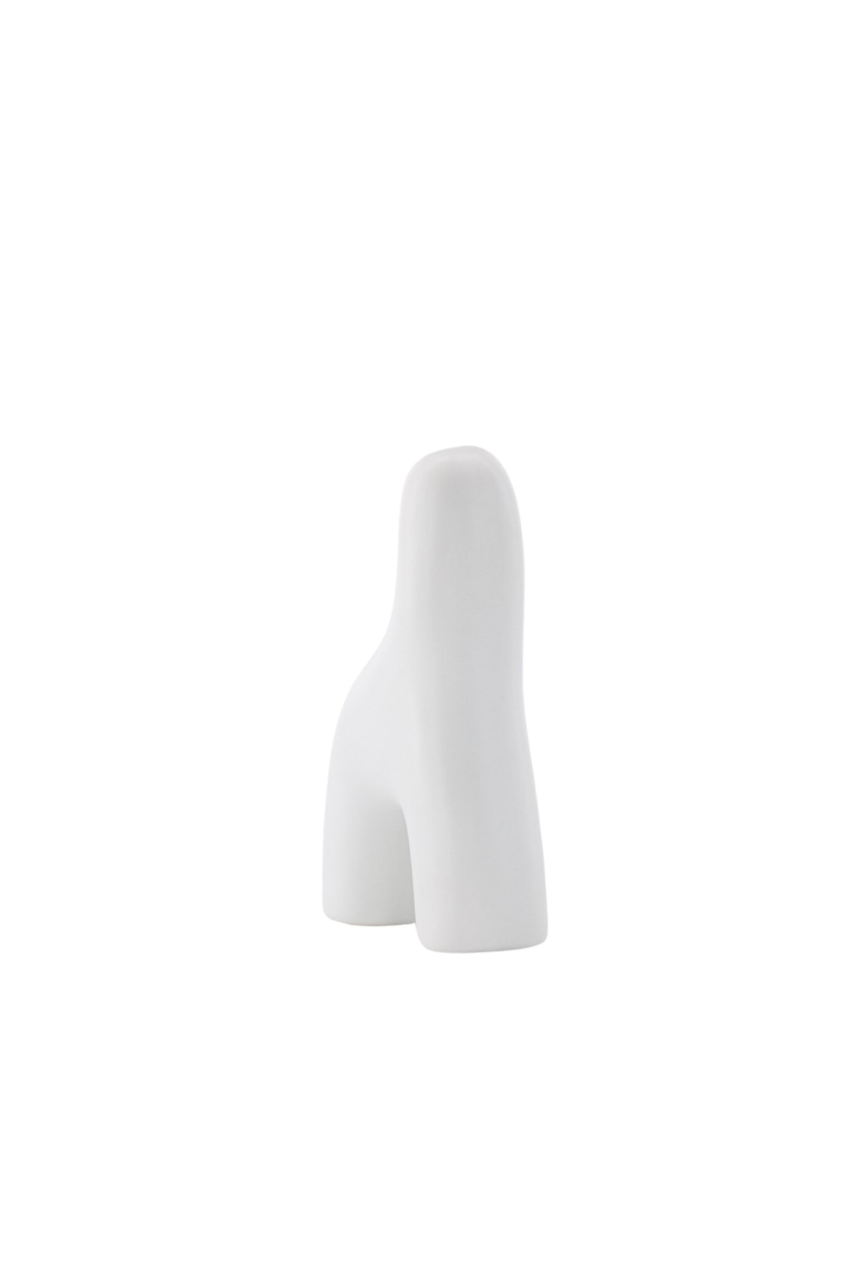 Weisse Vase Aya von Venture Home aus Steinzeug mit schlanker, eigenwilliger Form, freigestellt fotografiert.