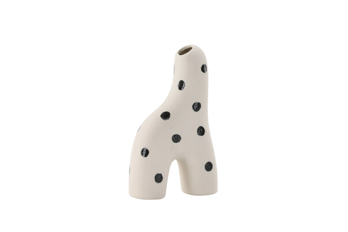 Weisse Vase Aya von Venture Home aus Steinzeug mit schlanker, eigenwilliger Form, freigestellt fotografiert.