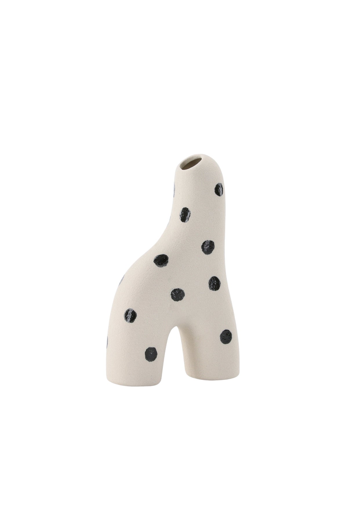 Weisse Vase Aya von Venture Home aus Steinzeug mit schlanker, eigenwilliger Form, freigestellt fotografiert.