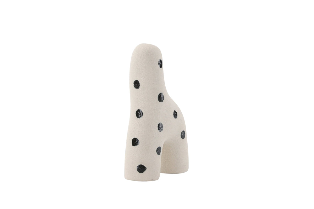 Weisse Vase Aya von Venture Home aus Steinzeug mit schlanker, eigenwilliger Form, freigestellt fotografiert.