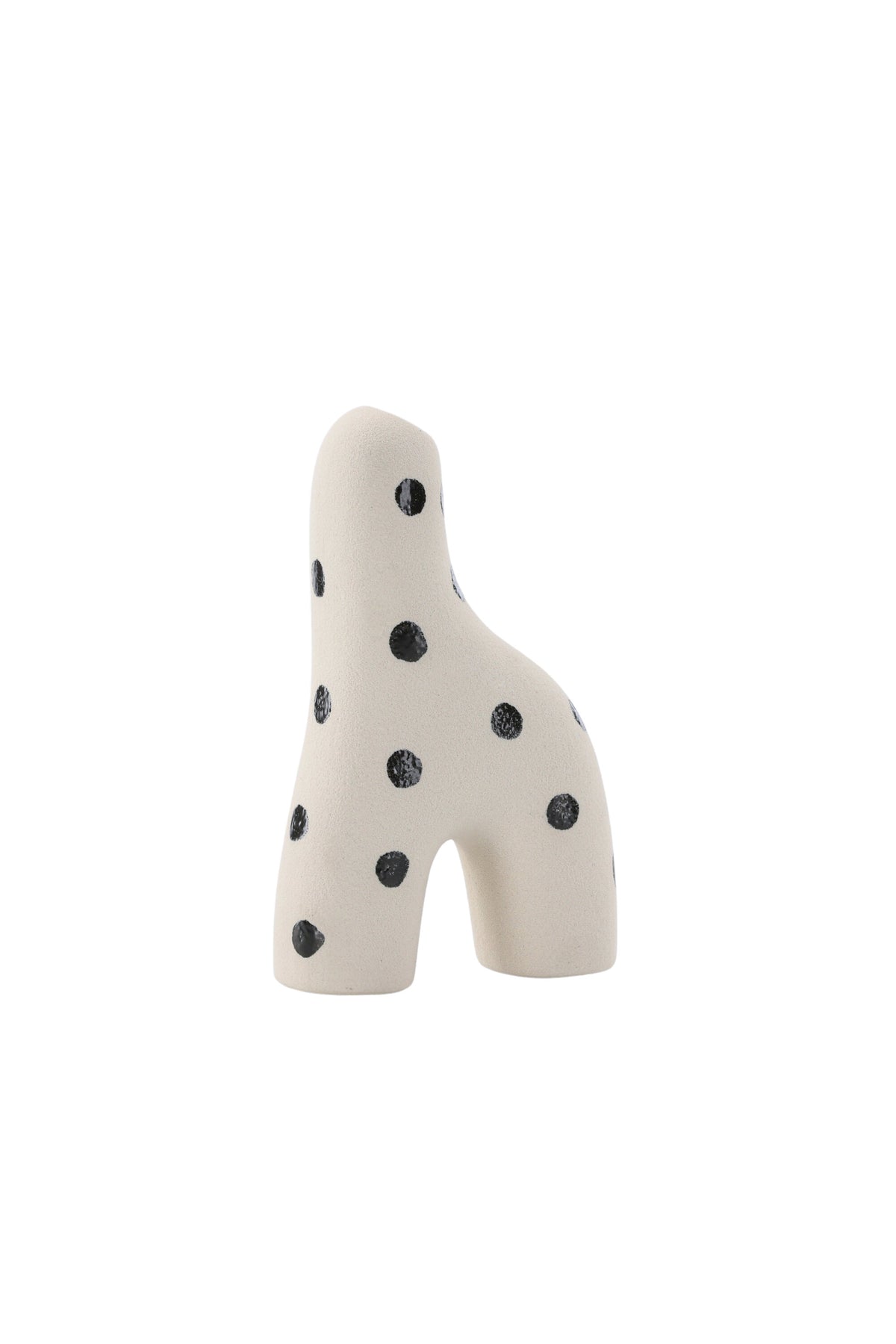Weisse Vase Aya von Venture Home aus Steinzeug mit schlanker, eigenwilliger Form, freigestellt fotografiert.