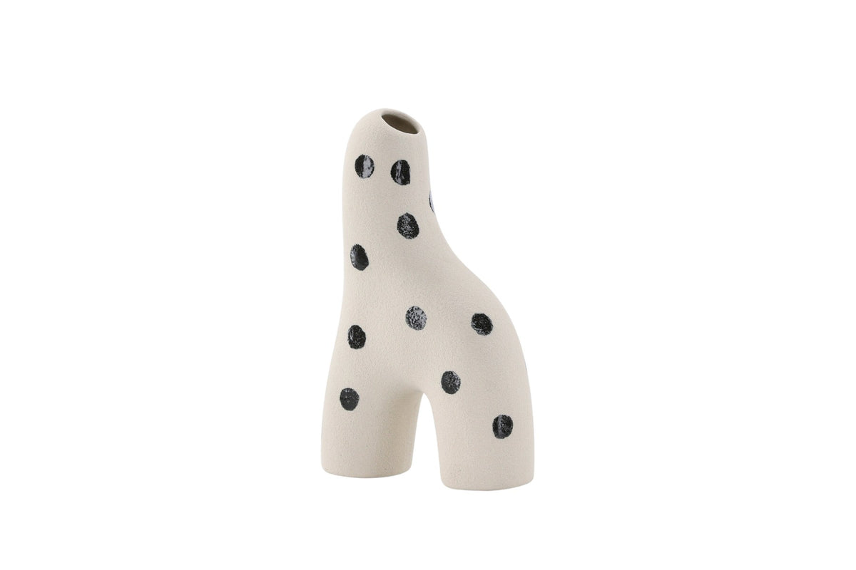 Weisse Vase Aya von Venture Home aus Steinzeug mit schlanker, eigenwilliger Form, freigestellt fotografiert.
