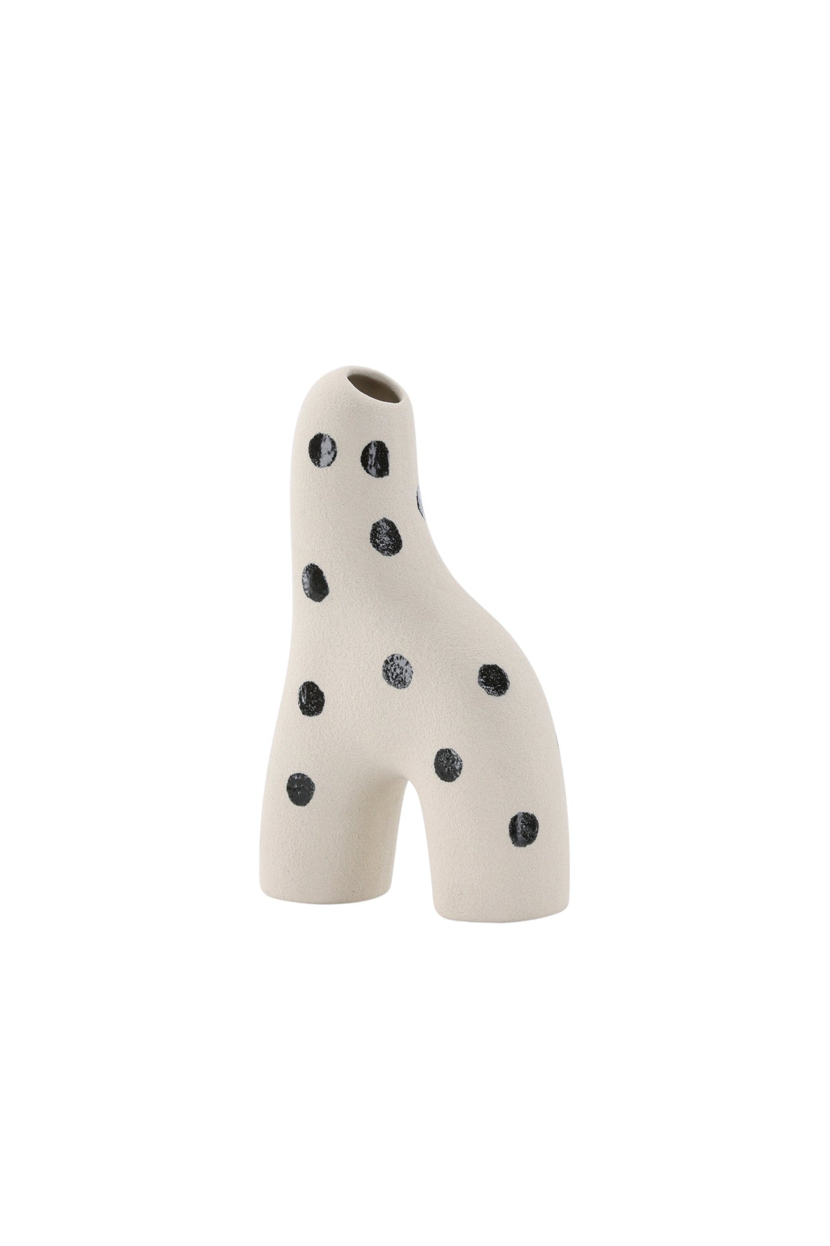 Weisse Vase Aya von Venture Home aus Steinzeug mit schlanker, eigenwilliger Form, freigestellt fotografiert.