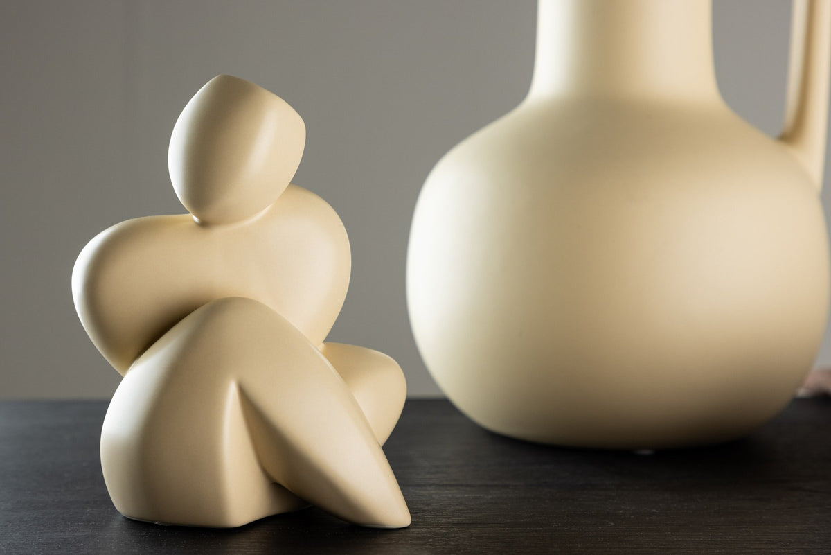 Weisse Skulptur Floda aus Steinzeug von Venture Home, schlichte, figürliche Form, ca. 14 cm hoch, als Deko oder Buchstütze nutzbar.