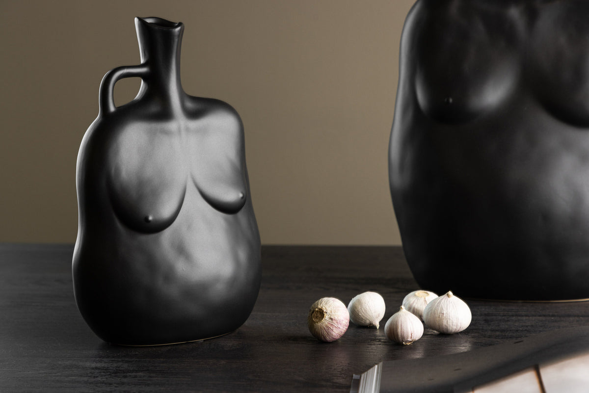 Conta Vase in Schwarz präsentiert im Onlineshop von KAQTU Design AG. Vase ist von Venture Home