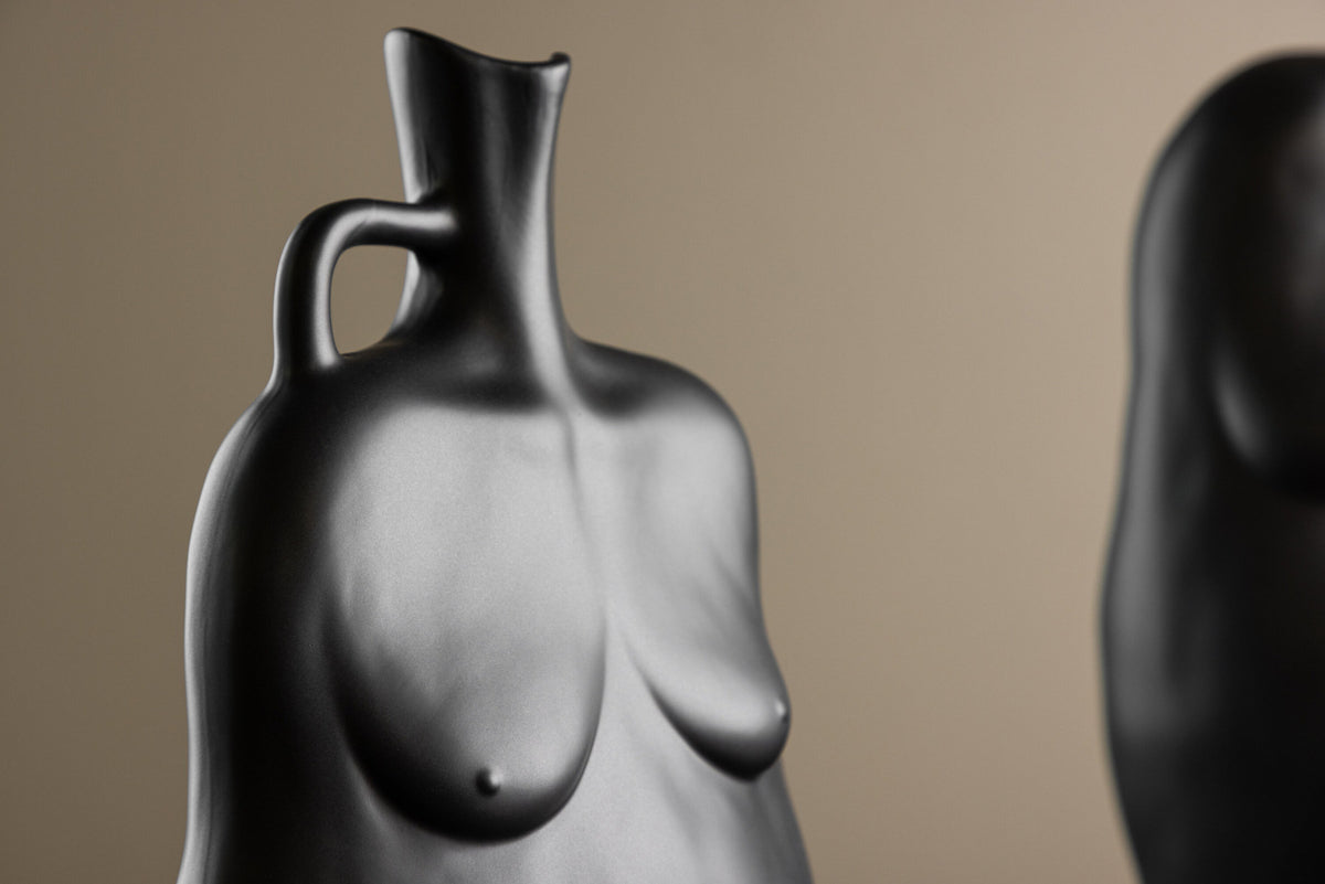 Conta Vase in Schwarz präsentiert im Onlineshop von KAQTU Design AG. Vase ist von Venture Home