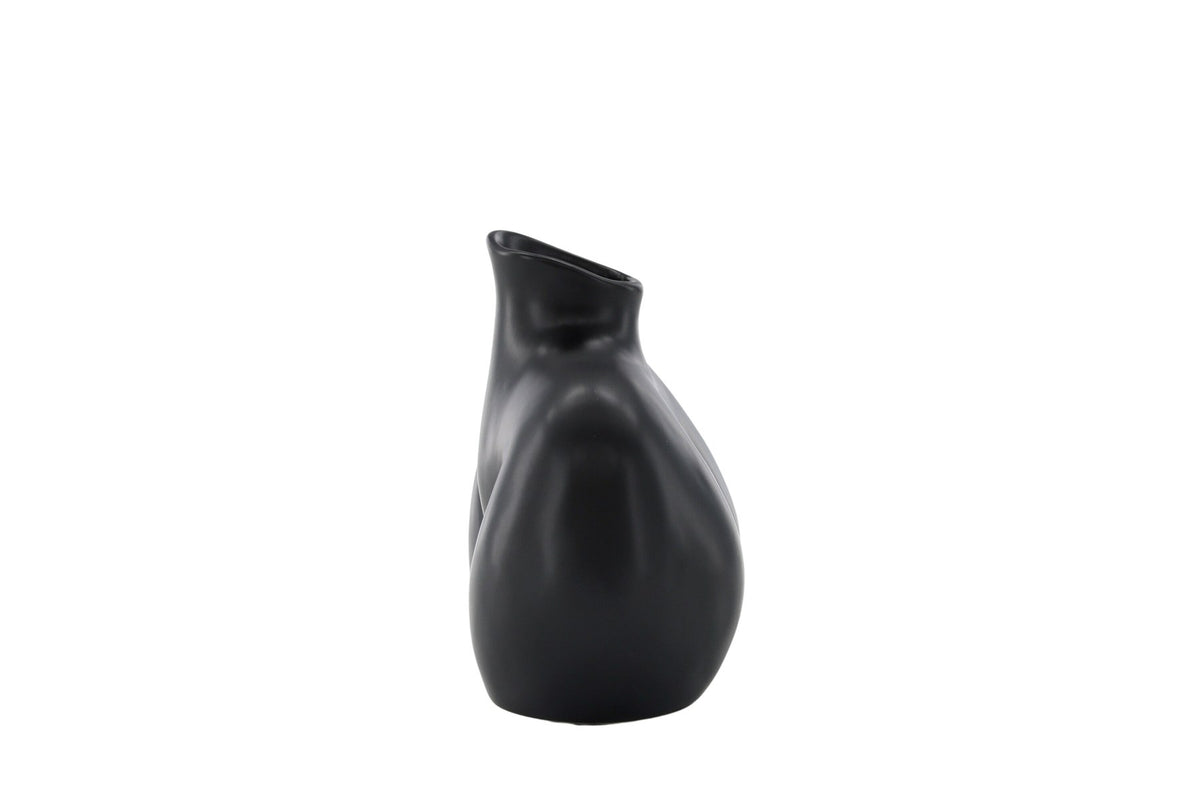 Cremefarbene Harvey Vase aus Steinzeug von Venture Home mit geschwungener, an die weibliche Form angelehnter Silhouette.