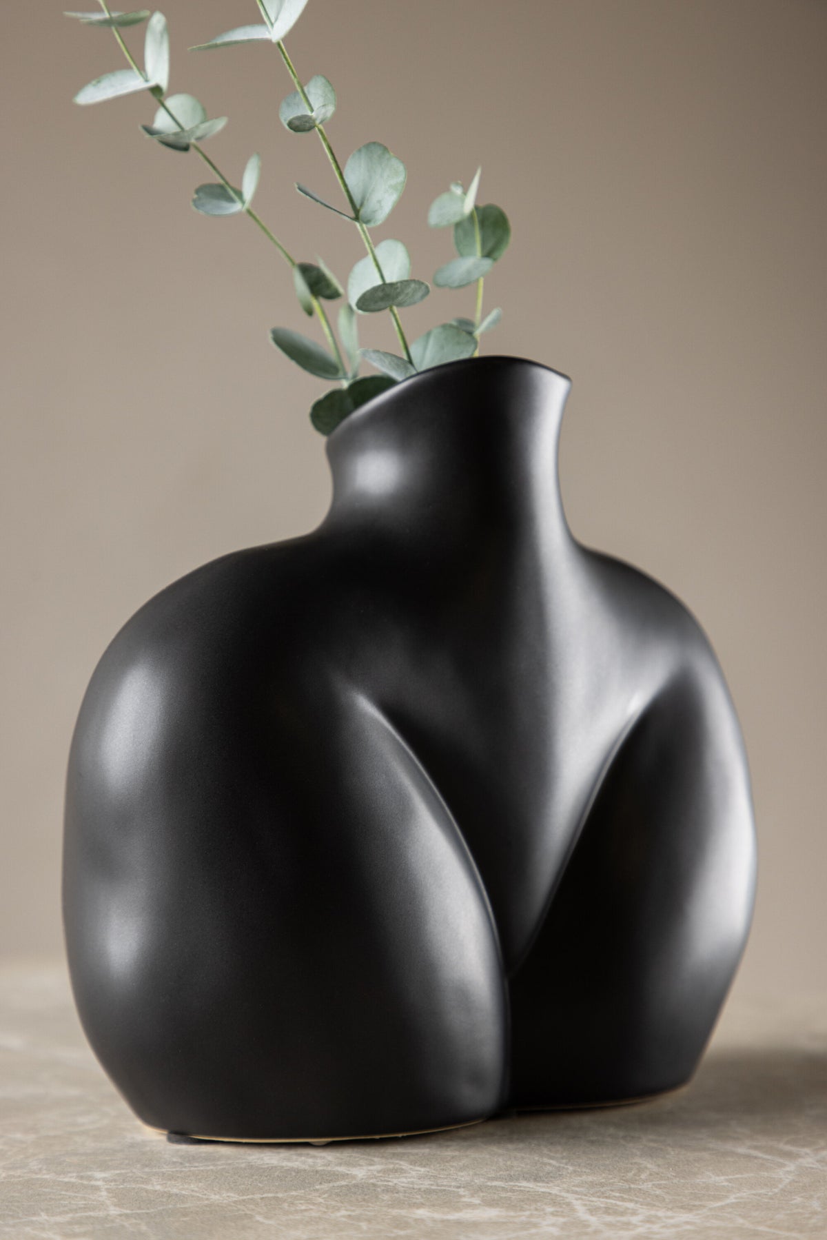 Cremefarbene Harvey Vase aus Steinzeug von Venture Home mit geschwungener, an die weibliche Form angelehnter Silhouette.