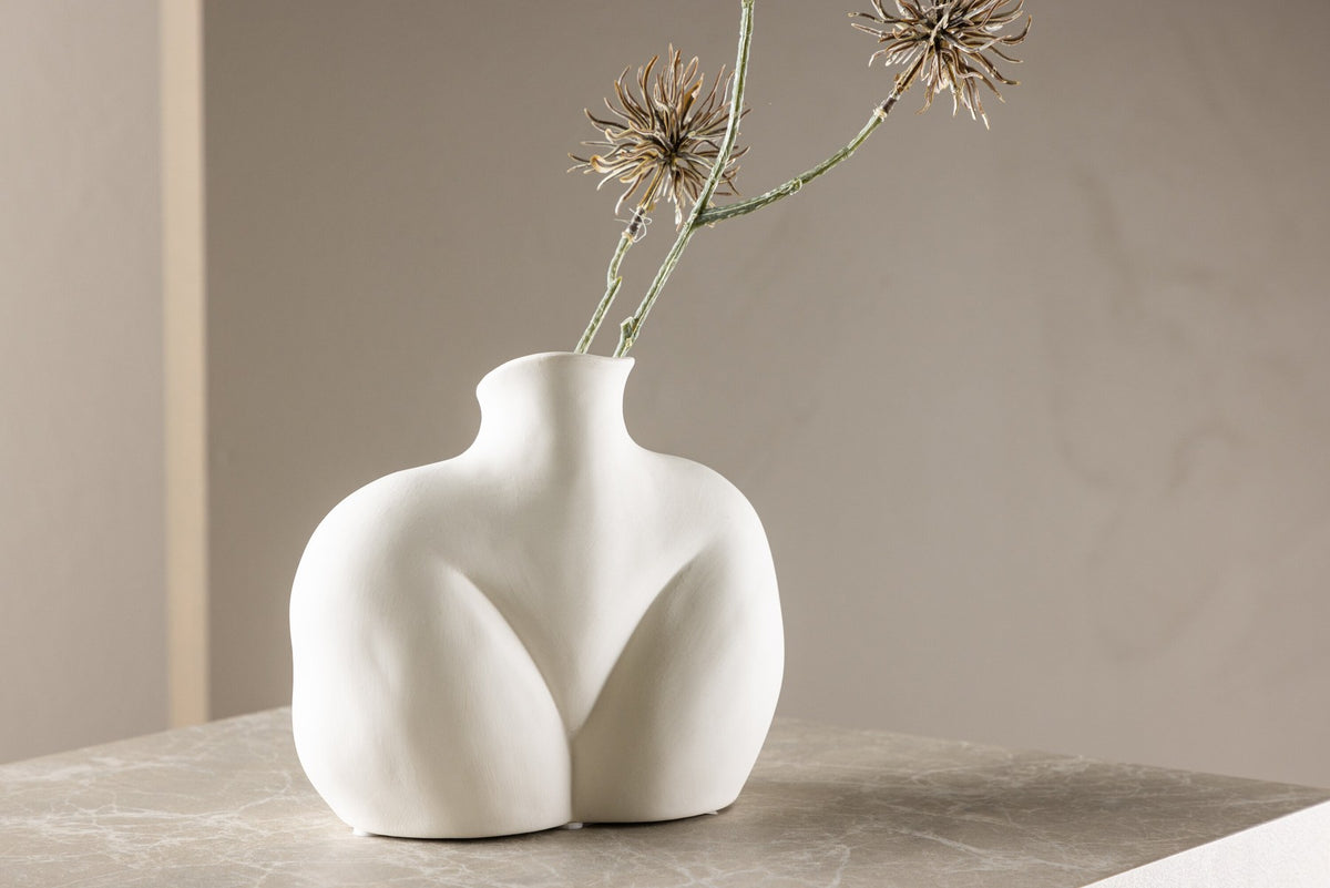 Cremefarbene Harvey Vase aus Steinzeug von Venture Home mit geschwungener, an die weibliche Form angelehnter Silhouette.