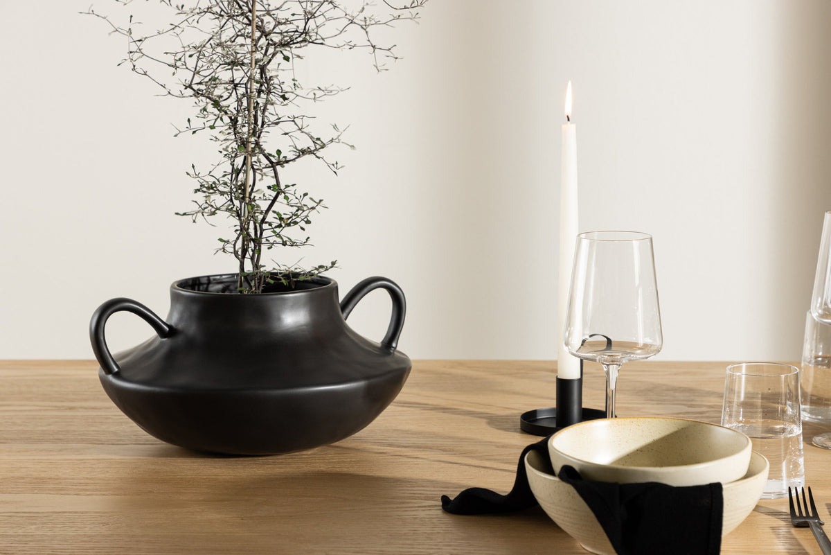 Holda Vase in Schwarz präsentiert im Onlineshop von KAQTU Design AG. Vase ist von Venture Home