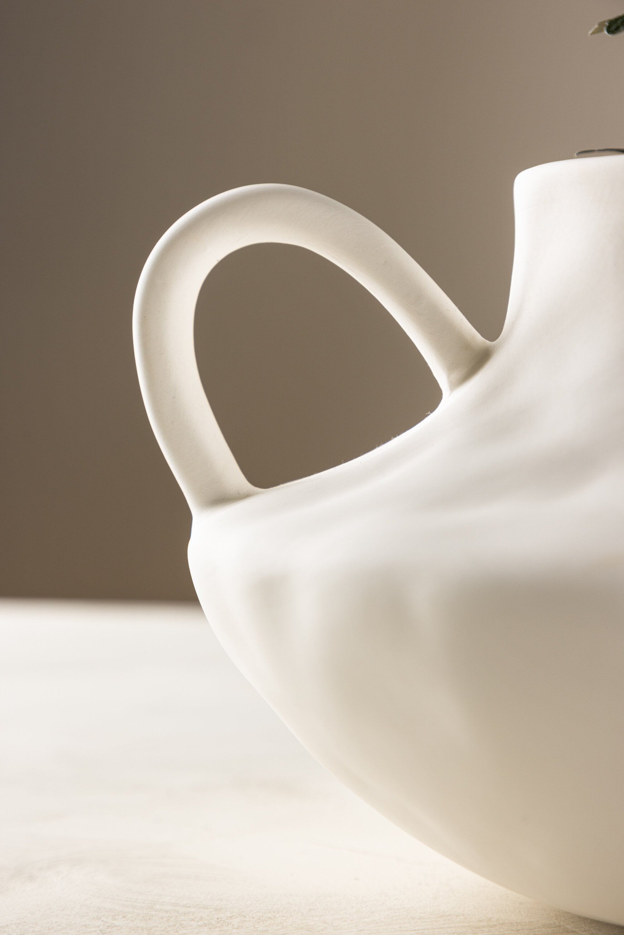 Holda Vase in Cremefarben präsentiert im Onlineshop von KAQTU Design AG. Vase ist von Venture Home