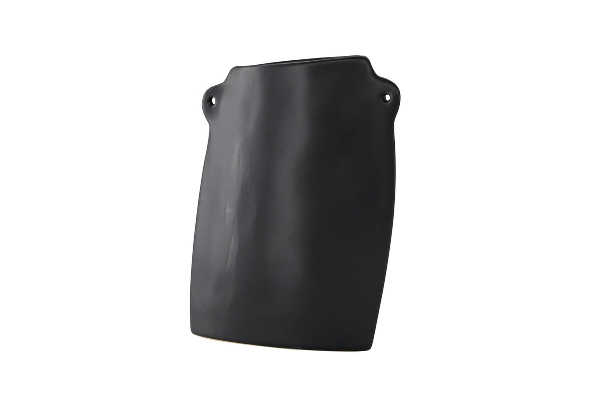 Schwarze Hie Vase von Venture Home aus Steinzeug mit schmaler Öffnung und zwei seitlichen Griffen, freigestellt fotografiert.