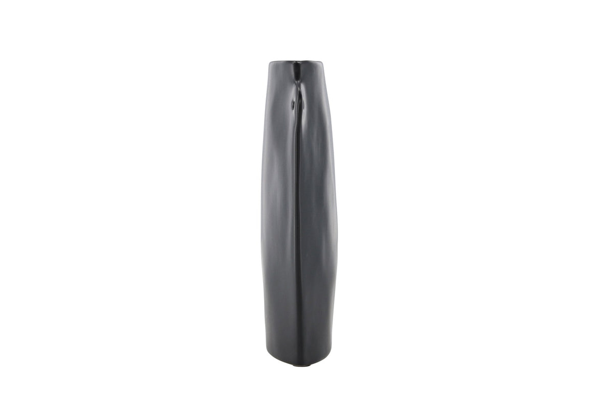 Schwarze Hie Vase von Venture Home aus Steinzeug mit schmaler Öffnung und zwei seitlichen Griffen, freigestellt fotografiert.