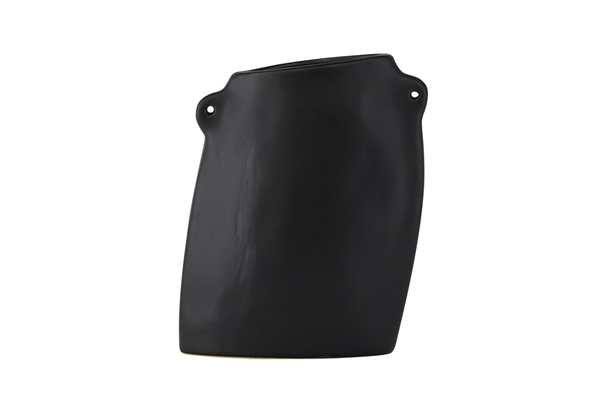 Schwarze Hie Vase von Venture Home aus Steinzeug mit schmaler Öffnung und zwei seitlichen Griffen, freigestellt fotografiert.
