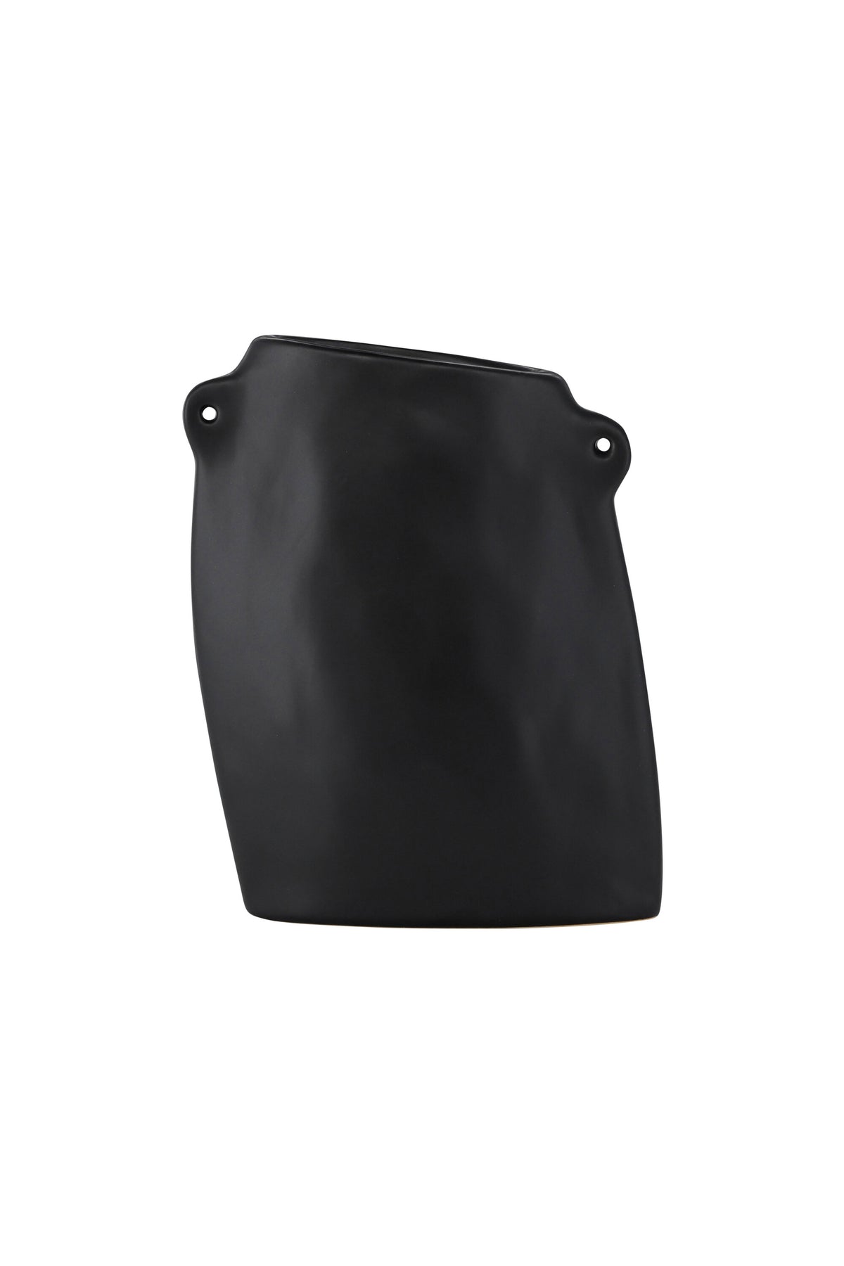 Schwarze Hie Vase von Venture Home aus Steinzeug mit schmaler Öffnung und zwei seitlichen Griffen, freigestellt fotografiert.