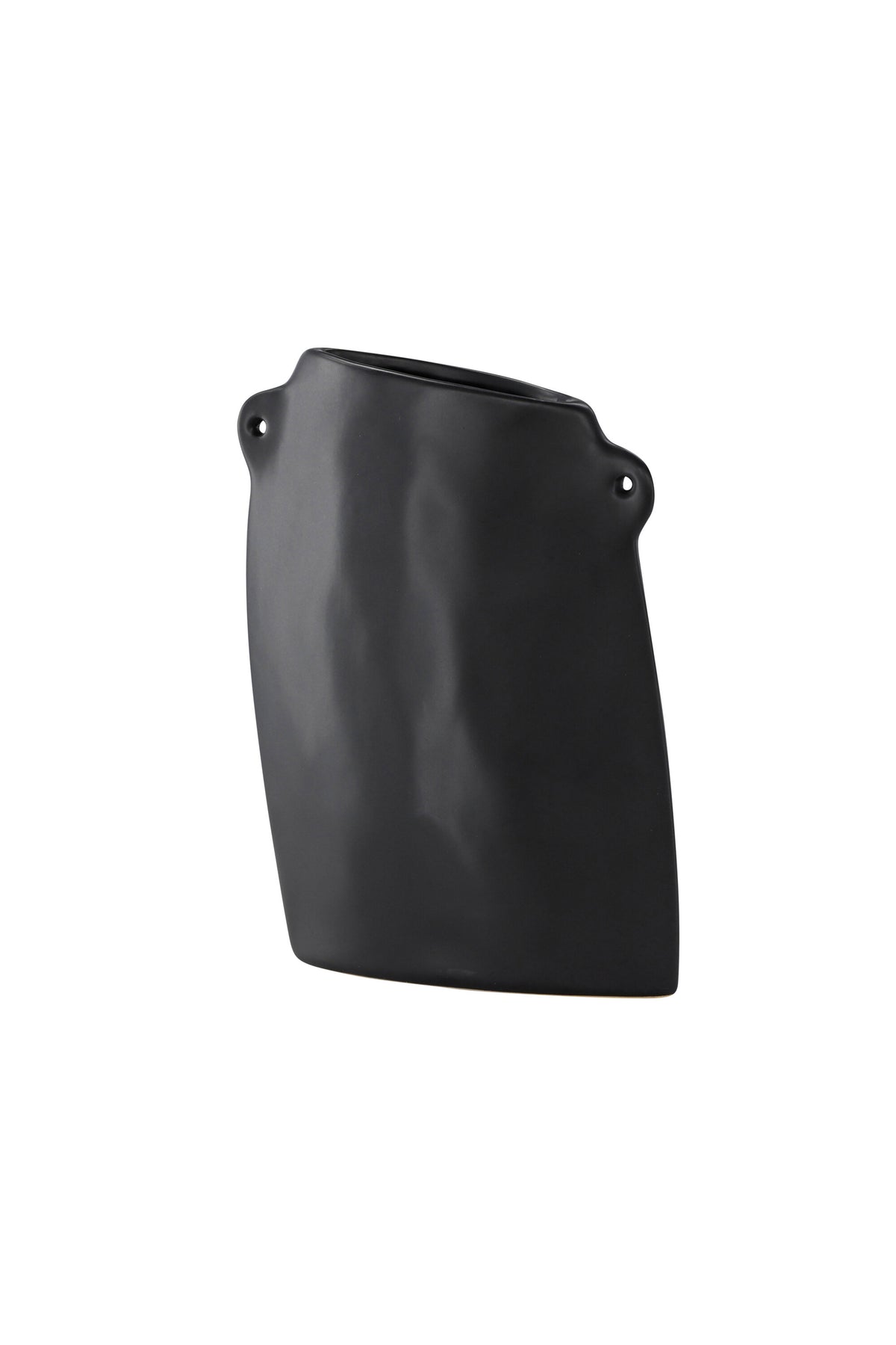 Schwarze Hie Vase von Venture Home aus Steinzeug mit schmaler Öffnung und zwei seitlichen Griffen, freigestellt fotografiert.