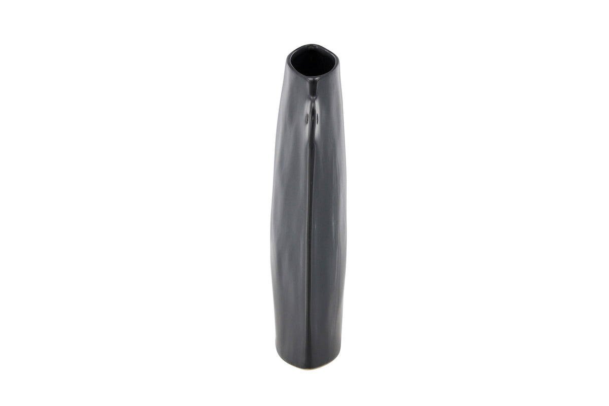 Schwarze Hie Vase von Venture Home aus Steinzeug mit schmaler Öffnung und zwei seitlichen Griffen, freigestellt fotografiert.