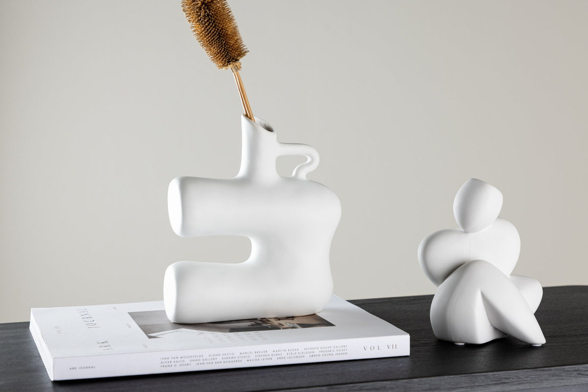 Weisse Vase Dity aus Steinzeug mit schmaler Öffnung, schlanker Form und glatter Oberfläche, freigestellt fotografiert.