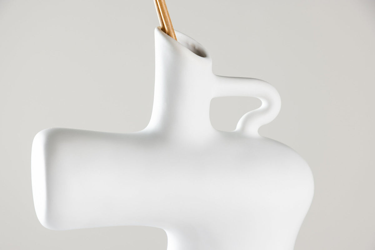 Weisse Vase Dity aus Steinzeug mit schmaler Öffnung, schlanker Form und glatter Oberfläche, freigestellt fotografiert.
