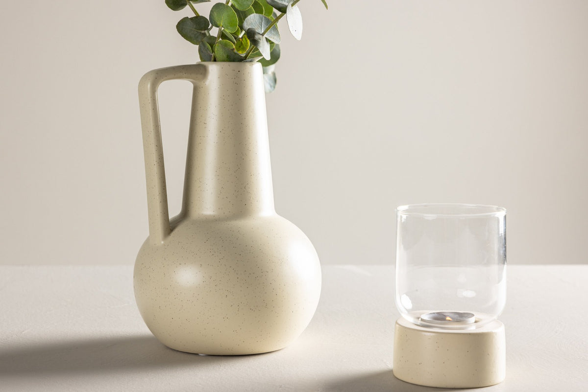 Zylindrische Vase aus Steinzeug in Beige und Schwarz mit seitlichem Griff, matte Oberfläche, Höhe 22 cm, Durchmesser 10 cm.