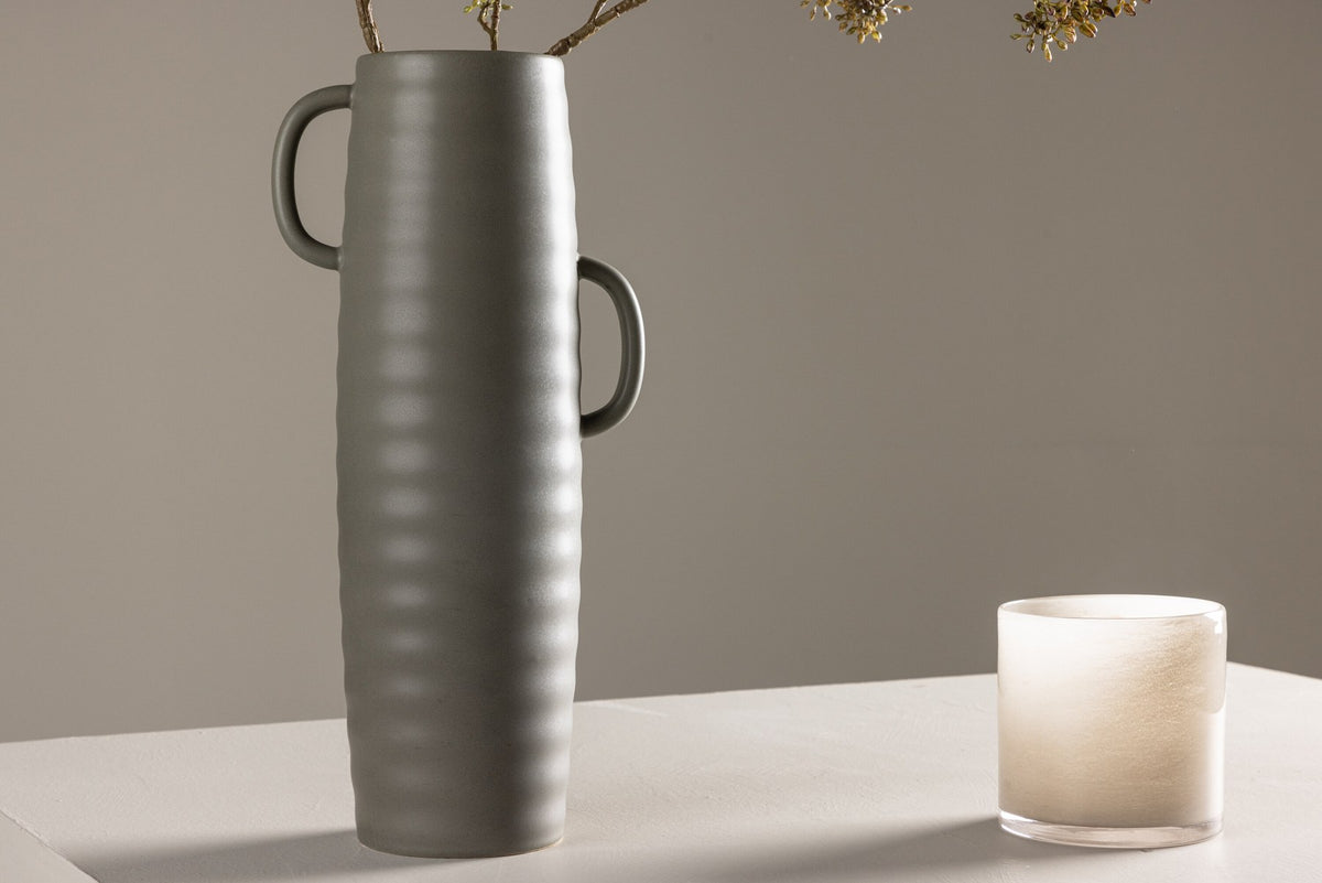 Beige Cent Vase von Venture Home aus Steinzeug mit wellenförmiger Struktur und zwei asymmetrisch angebrachten Griffen an den Seiten.