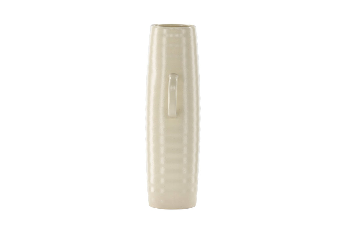 Beige Cent Vase von Venture Home aus Steinzeug mit wellenförmiger Struktur und zwei asymmetrisch angebrachten Griffen an den Seiten.