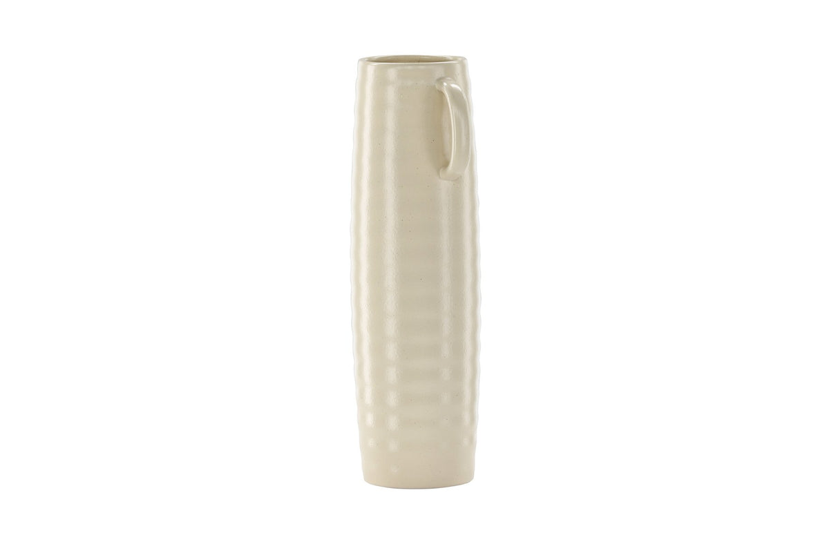 Beige Cent Vase von Venture Home aus Steinzeug mit wellenförmiger Struktur und zwei asymmetrisch angebrachten Griffen an den Seiten.