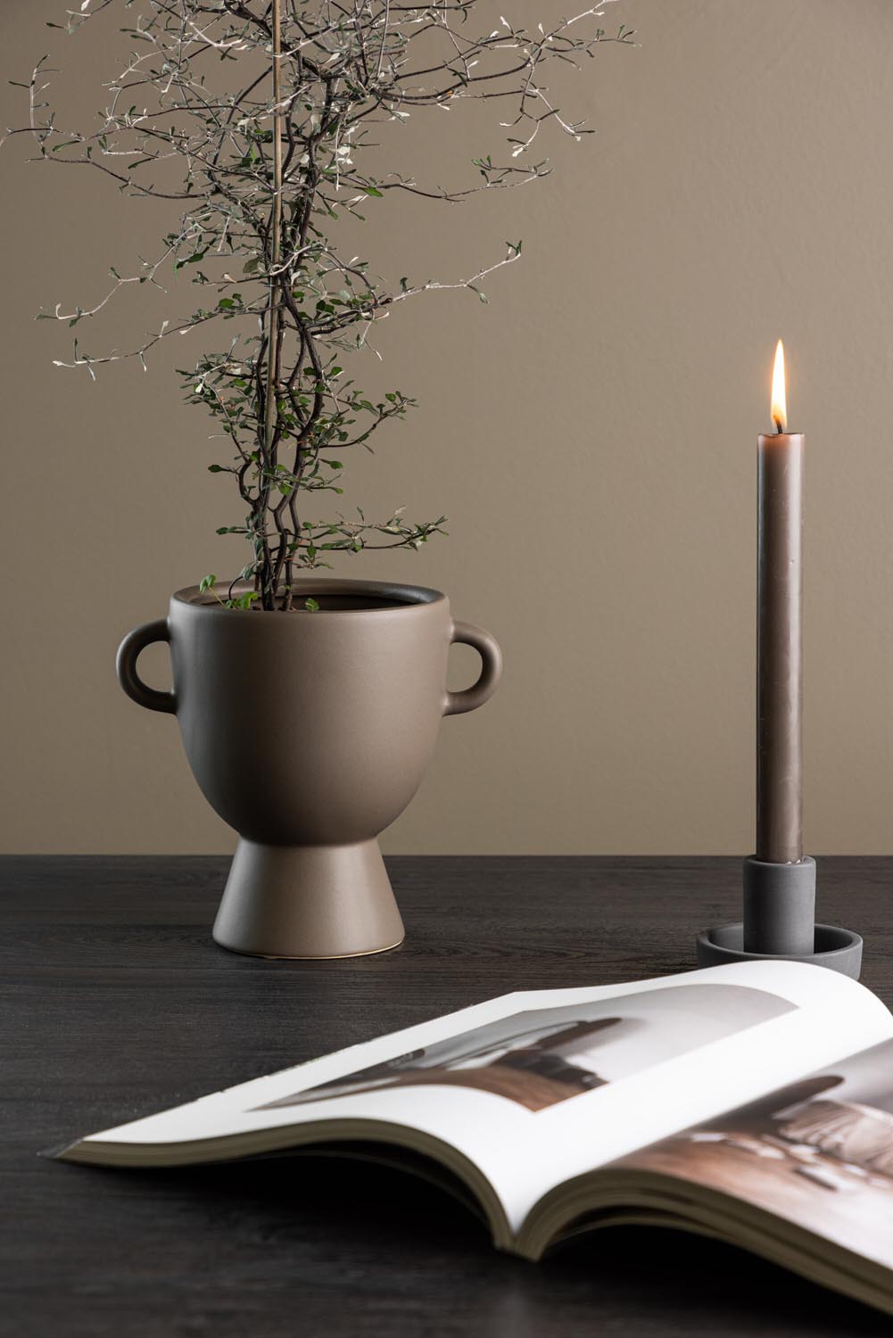 Beige Cent Vase von Venture Home aus Steinzeug mit wellenförmiger Struktur und zwei asymmetrisch angebrachten Griffen an den Seiten.