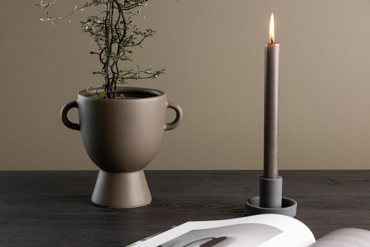 Beige Cent Vase von Venture Home aus Steinzeug mit wellenförmiger Struktur und zwei asymmetrisch angebrachten Griffen an den Seiten.