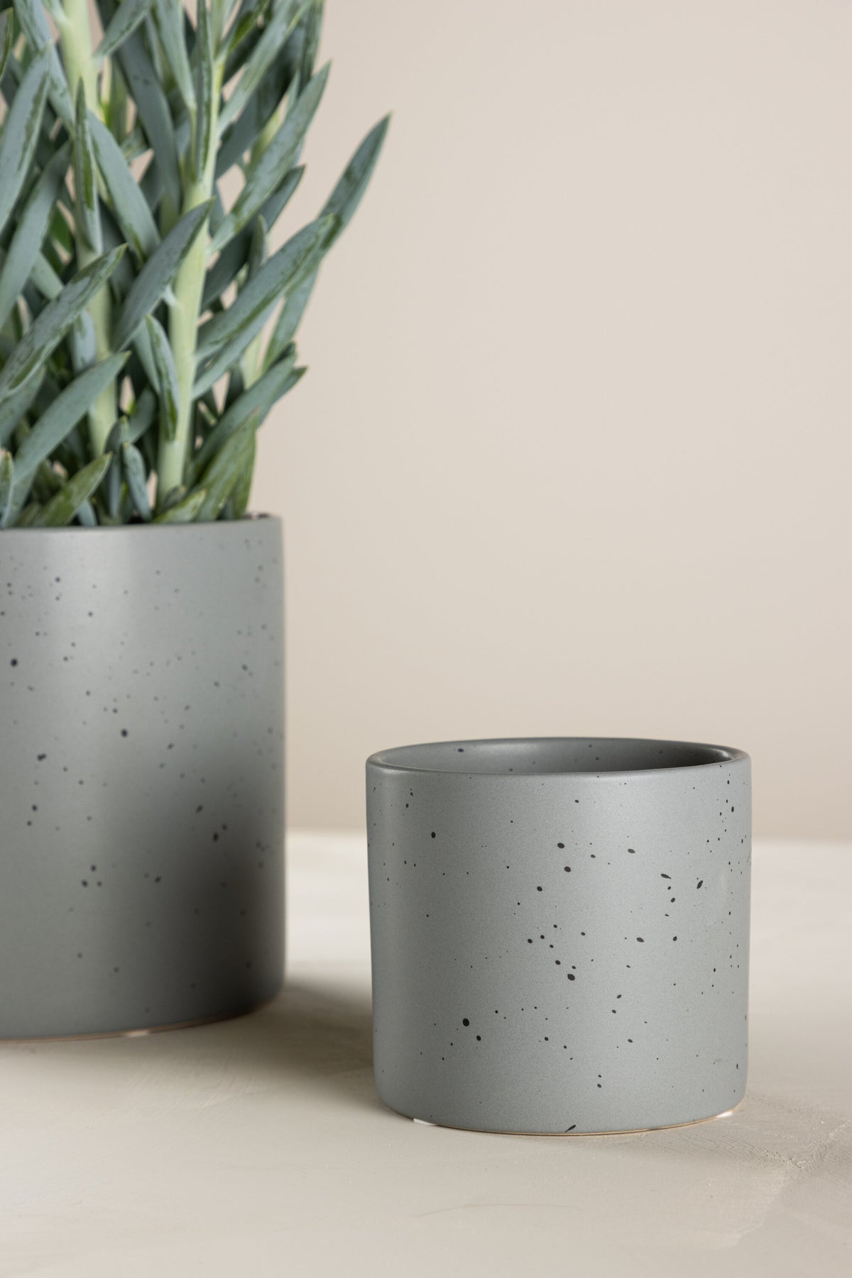 Schwarz-dunkelgraue Vase Sane aus Steinzeug mit gepunktetem Muster, rundlicher Form, Durchmesser 11 cm und Höhe 10 cm.