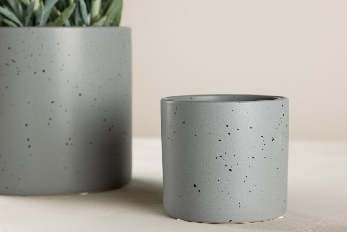 Schwarz-dunkelgraue Vase Sane aus Steinzeug mit gepunktetem Muster, rundlicher Form, Durchmesser 11 cm und Höhe 10 cm.