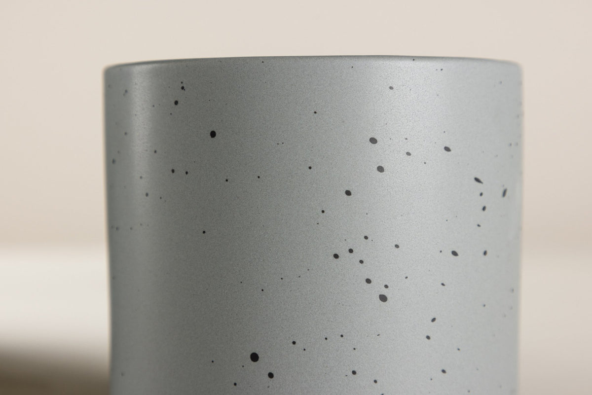 Schwarz-dunkelgraue Vase Sane aus Steinzeug mit gepunktetem Muster, rundlicher Form, Durchmesser 11 cm und Höhe 10 cm.