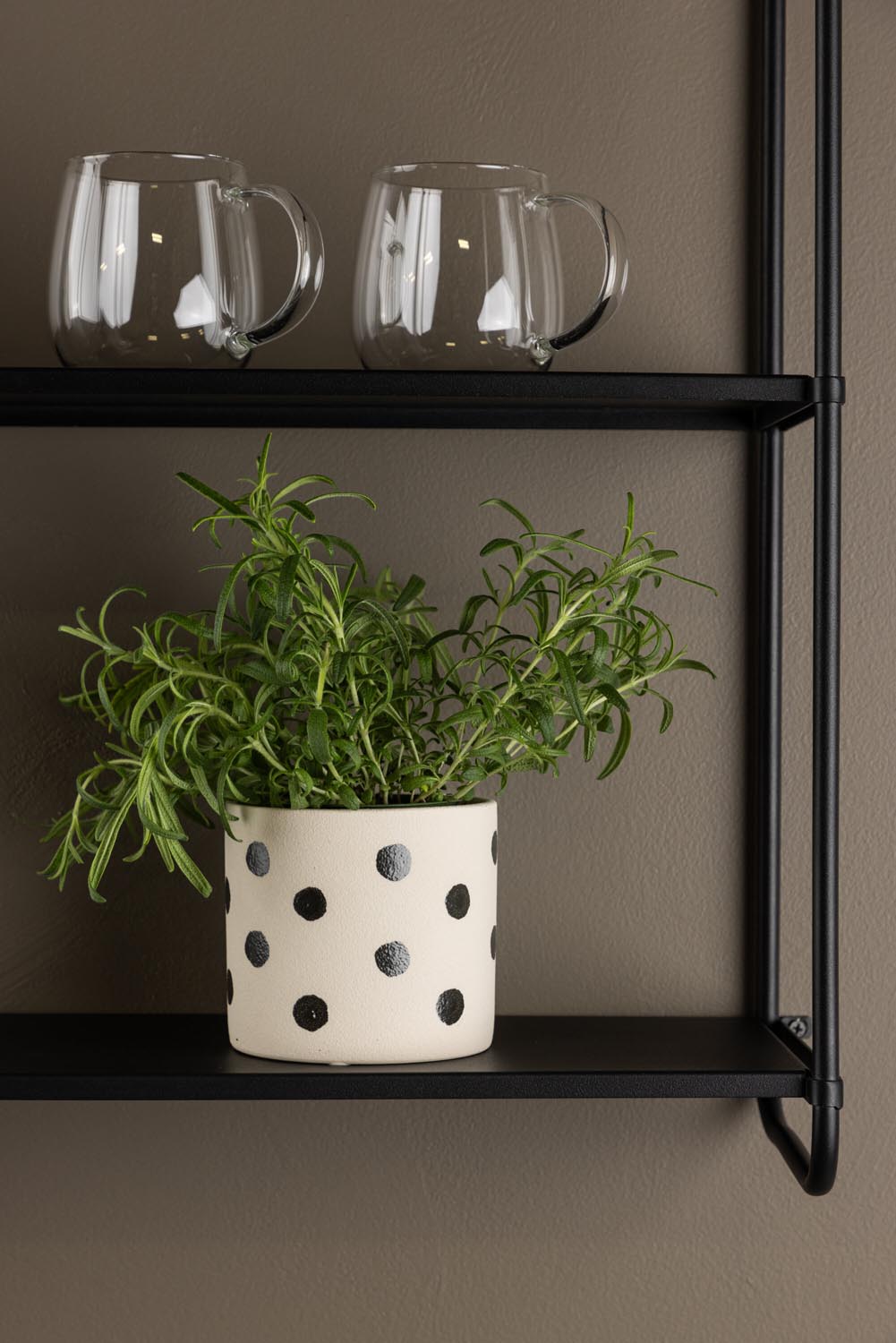 Schwarz-dunkelgraue Vase Sane aus Steinzeug mit gepunktetem Muster, rundlicher Form, Durchmesser 11 cm und Höhe 10 cm.