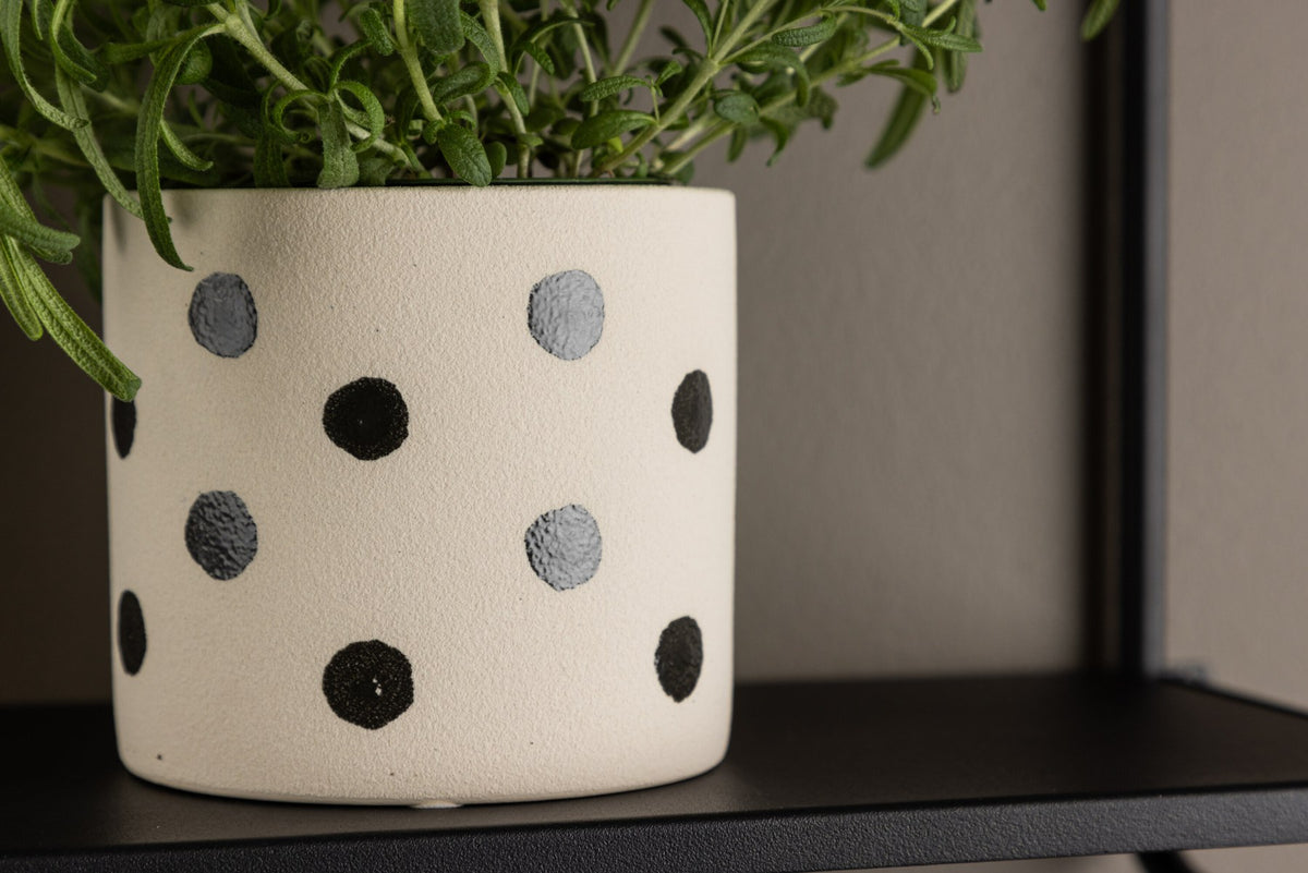 Schwarz-dunkelgraue Vase Sane aus Steinzeug mit gepunktetem Muster, rundlicher Form, Durchmesser 11 cm und Höhe 10 cm.