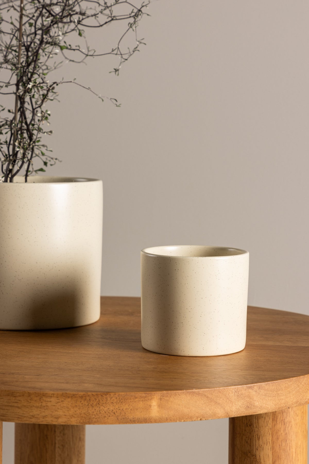 Schwarz-dunkelgraue Vase Sane aus Steinzeug mit gepunktetem Muster, rundlicher Form, Durchmesser 11 cm und Höhe 10 cm.