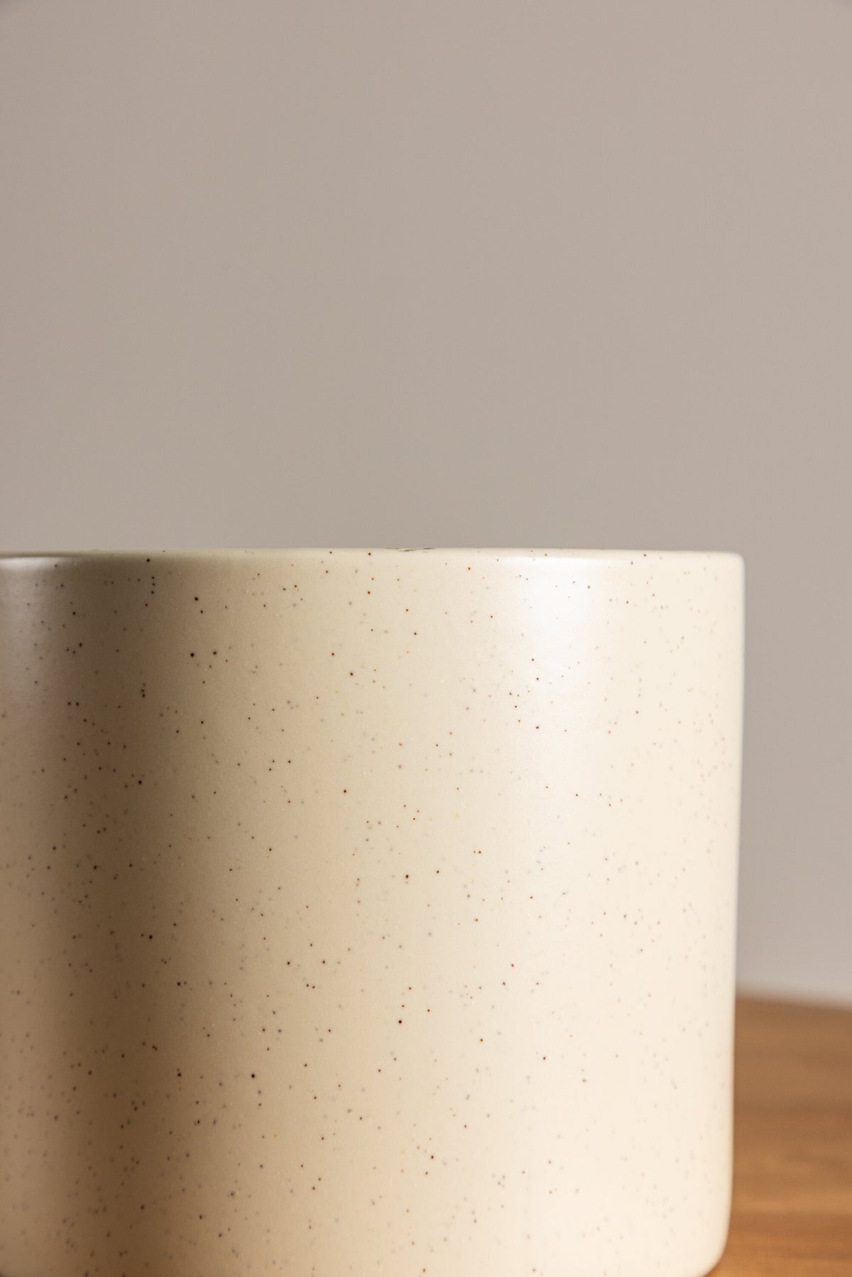 Schwarz-dunkelgraue Vase Sane aus Steinzeug mit gepunktetem Muster, rundlicher Form, Durchmesser 11 cm und Höhe 10 cm.