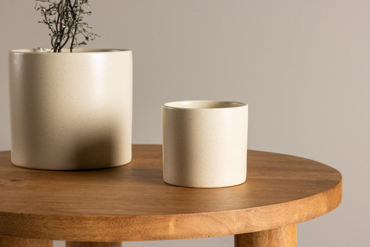Schwarz-dunkelgraue Vase Sane aus Steinzeug mit gepunktetem Muster, rundlicher Form, Durchmesser 11 cm und Höhe 10 cm.