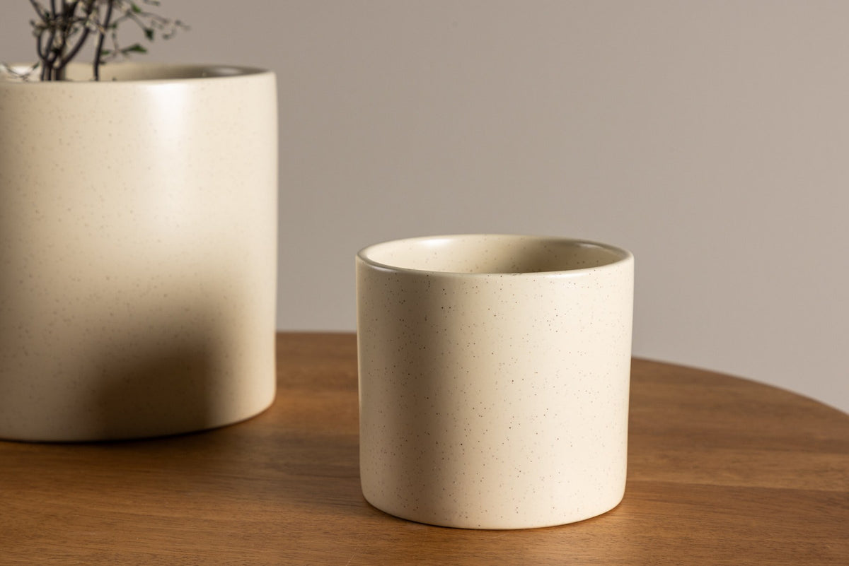 Schwarz-dunkelgraue Vase Sane aus Steinzeug mit gepunktetem Muster, rundlicher Form, Durchmesser 11 cm und Höhe 10 cm.