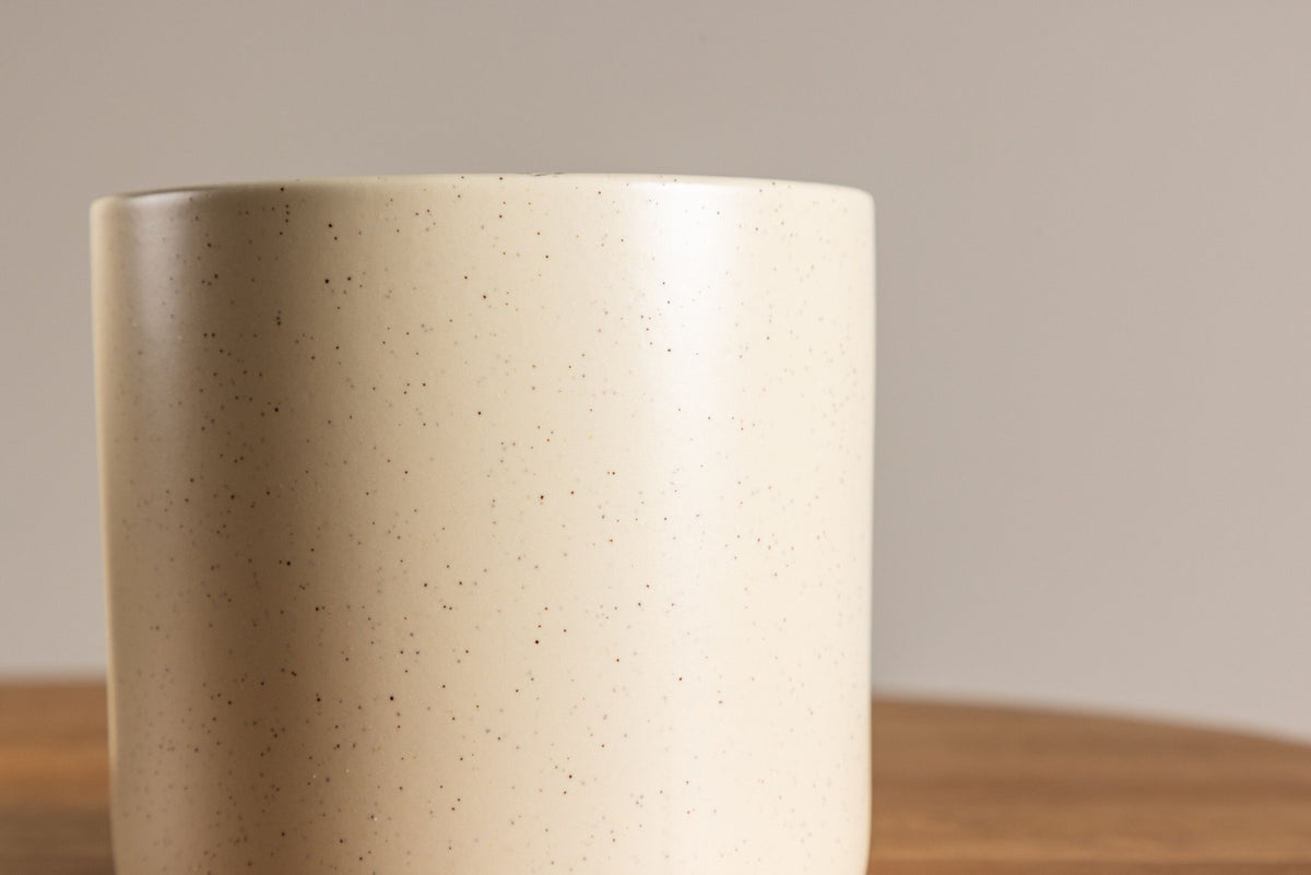 Schwarz-dunkelgraue Vase Sane aus Steinzeug mit gepunktetem Muster, rundlicher Form, Durchmesser 11 cm und Höhe 10 cm.