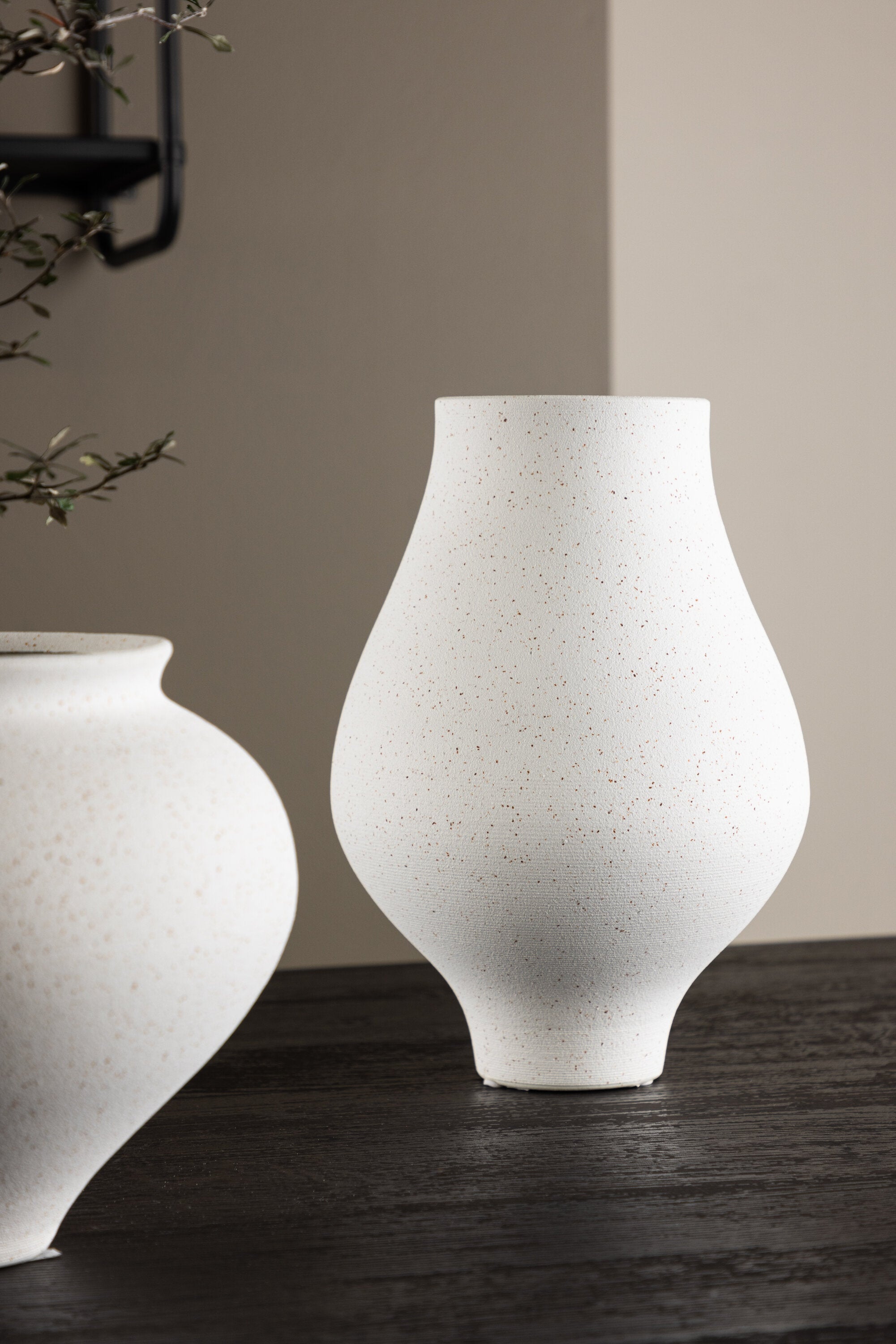 Rellis Vase in Weiss präsentiert im Onlineshop von KAQTU Design AG. Vase ist von Venture Home