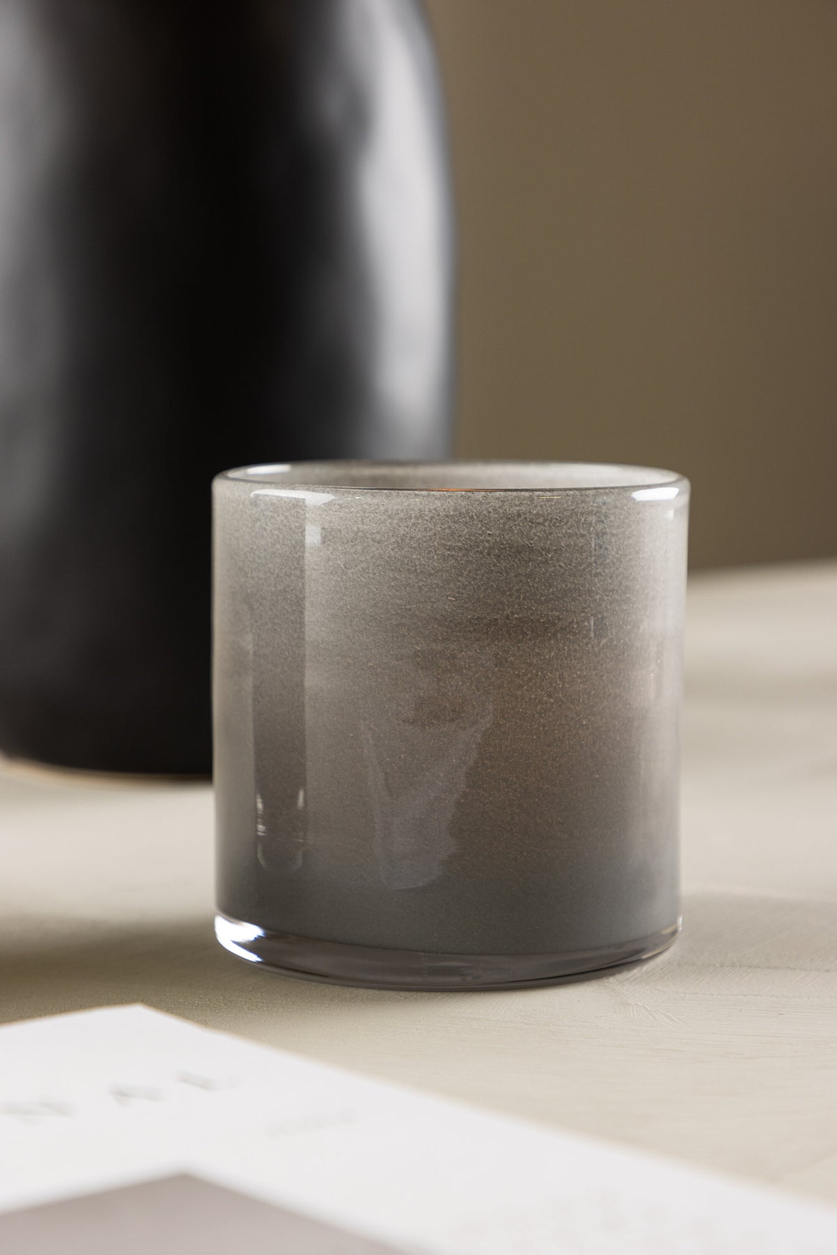 Weisser runder Teelichthalter Glora aus Glas, Durchmesser 8 cm, Höhe 8 cm, schlichte, transparente Oberfläche mit dünner Wandstärke.