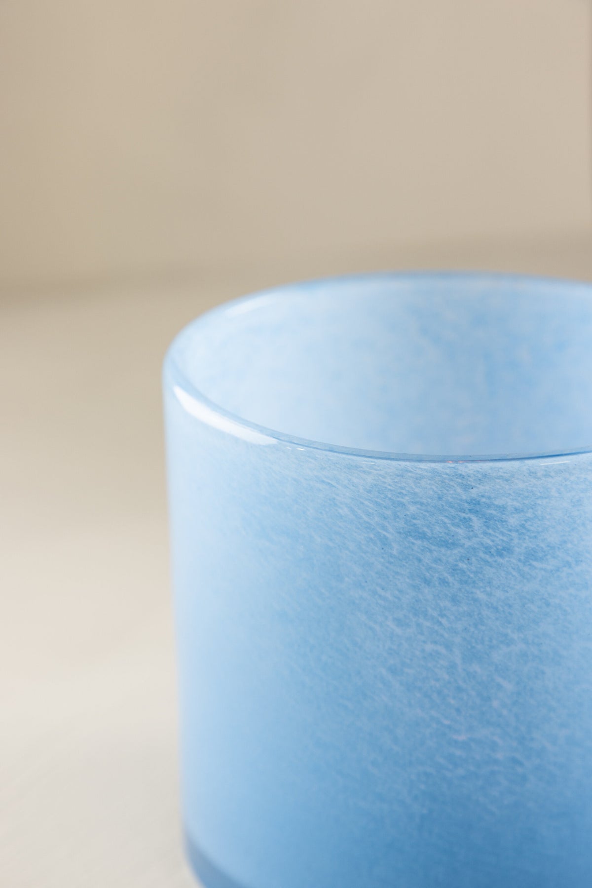 Weisser runder Teelichthalter Glora aus Glas, Durchmesser 8 cm, Höhe 8 cm, schlichte, transparente Oberfläche mit dünner Wandstärke.