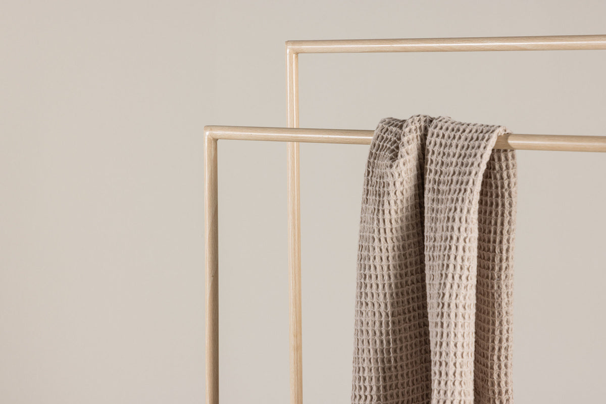 Alva Hänger in Tünchen präsentiert im Onlineshop von KAQTU Design AG. ist von Venture Home
