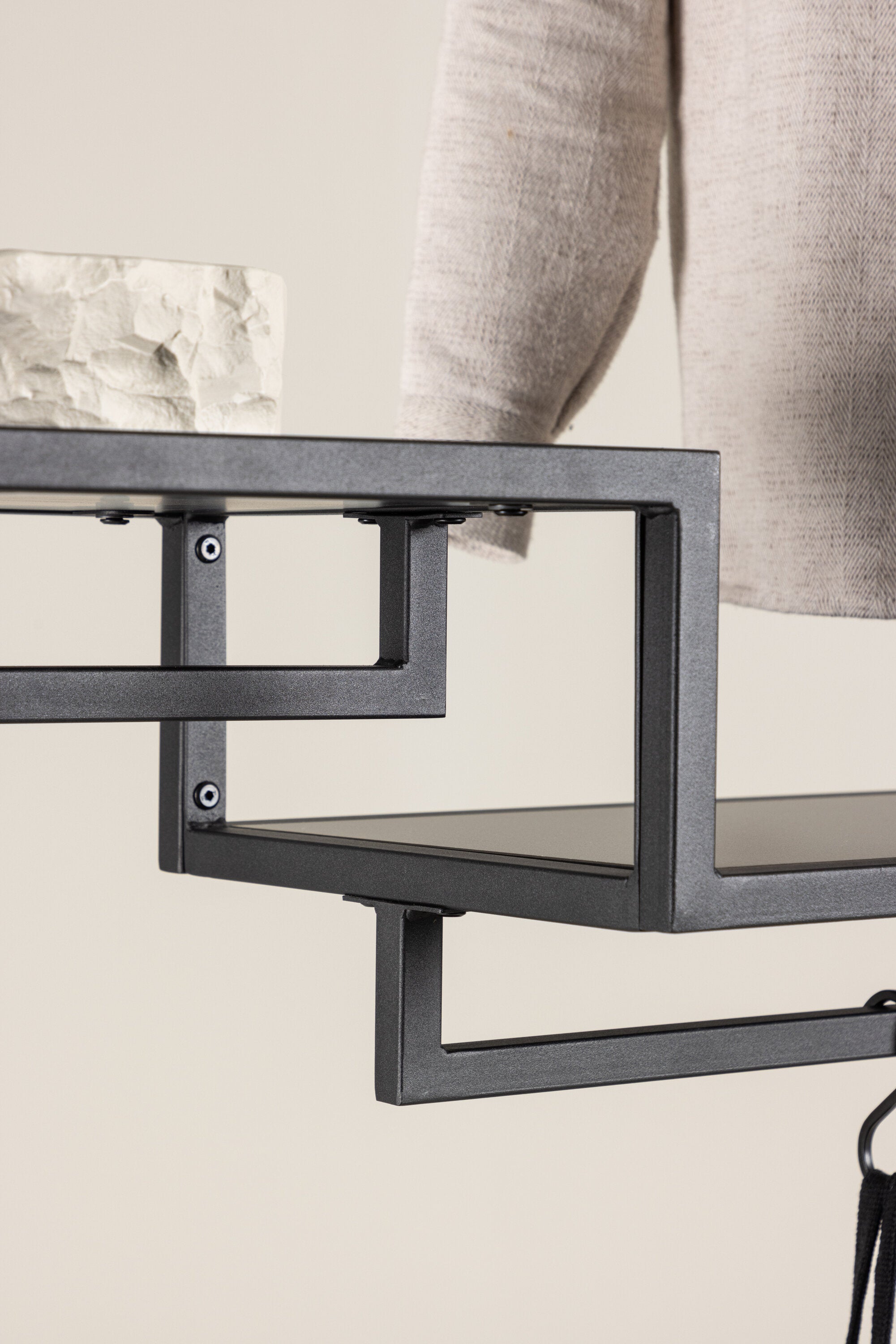 Staal Hänger in Schwarz präsentiert im Onlineshop von KAQTU Design AG. Garderobe ist von Venture Home