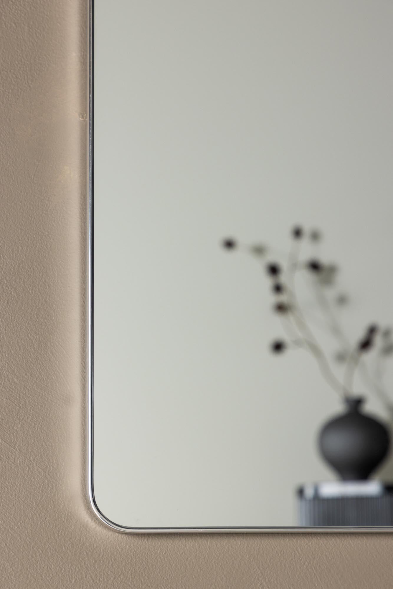 Der Sarasota Spiegel von Venture Home vereint modernes Design mit Funktionalität. Ideal für jeden Raum, bringt er Licht und Stil.