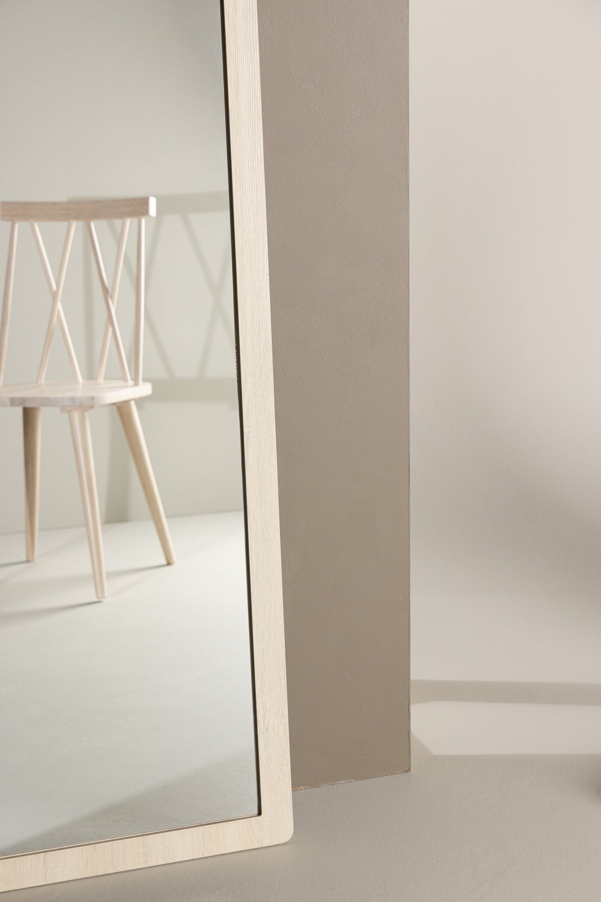 Memphis Spiegel in Tünchen präsentiert im Onlineshop von KAQTU Design AG. Spiegel ist von Venture Home